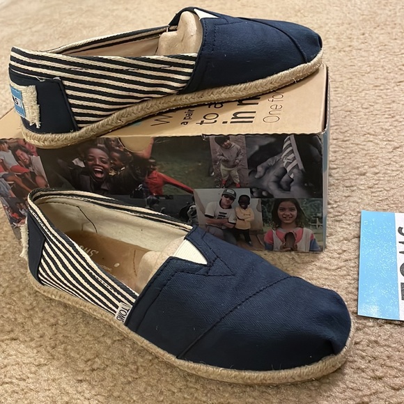 TOMS Classics - Picture 3 of 4